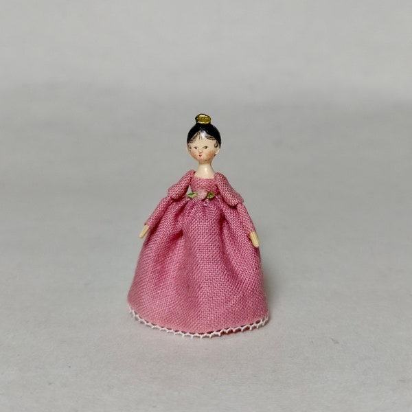 Miniature doll reproduction of an old Grodnertal doll (1800). 30 mm high. 1:12 scale