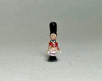 English Royal Guard soldier with  drum 1: 12. 11 mm