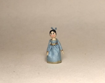 Puppenhaus Miniatur 1:12  Sitz Puppe Frau sitzend 