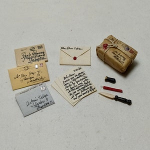 Set de correo en miniatura. 9 piezas a escala 1:12. Puedes personalizar el nombre y la dirección de los sobres y paquetes sin sobrecoste.