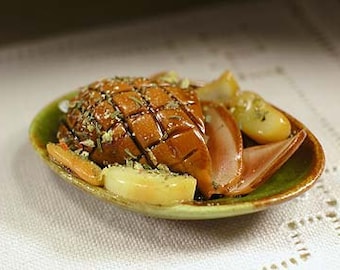 Ceramic kitchen plate with roasted beef and patatoes, scale 1:12. Making handmade and glazed by hand.