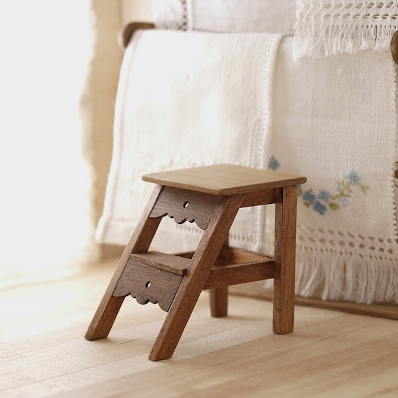 Taburete escalera, con 1 peldaño y asiento en madera encerada, miniatura  escala 1:12. Realización artesanal .