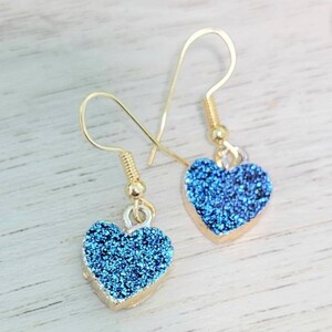Pendientes de corazón con drusa sintética azul real