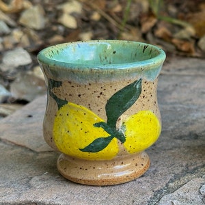 Vaso de chupito de cerámica para limoncello, hecho a mano, vaso para licor de limón, regalo único de cumpleaños para él