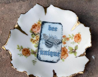 Handgemaakte schaal met bijenring: goudaccent keramische trinketschaal