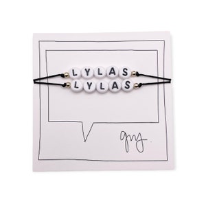LYLAS // Paquete de pulseras de la amistad con cuentas de letras blancas - Pulsera LYLAS, pulsera para hermanas, pulsera para mejores amigas, pulsera para mejores amigas
