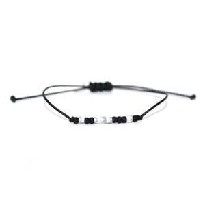 CUSTOM // Zweifarbiges Morsecode Armband (MattSchwarz + Marmor) - Morsecode Armband, Benutzerdefiniertes Perlenarmband
