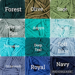 Puede incluir: Un collage de madejas de hilo en varios colores, incluyendo Forest, Olive, Sage, Serene Spa, Aspyn, Aqua, Turquoise, Deep Teal, Soft Blue, Stonewash, Royal y Navy. Cada color est&aacute; etiquetado con su nombre en texto blanco.