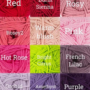 Puede incluir: Un collage de nueve madejas de hilo en varios colores, incluyendo rojo, rosa, morado y verde. Cada madeja est&aacute; etiquetada con su nombre de color, como "Red", "Rosy" y "Bright Citrus".