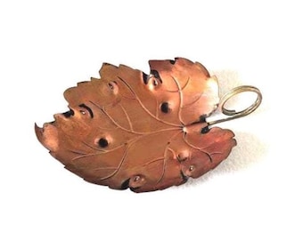 Plato decorativo antiguo de Coppercraft Guild con forma de hoja de otoño y asa para el dedo.