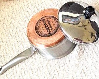 Olla Farberware Advantage de 1 cuarto de galón con fondo de cobre y tapa vaporera, cacerola de acero inoxidable 18/10, estilo vintage.