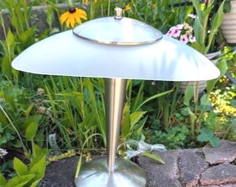 Lámpara de escritorio posmoderna en tono plateado, sensible al tacto, con forma de canoa y cristal esmerilado.