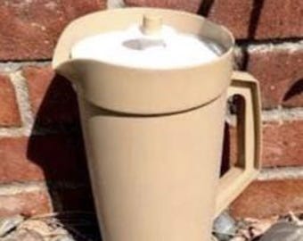 Jarra Tupperware grande color beige/marrón claro con tapa de botón pulsador, años 70, 2 cuartos de galón.