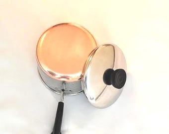 Olla Revere Ware de 1 cuarto de galón con fondo de cobre, 1948-62, con tapa.