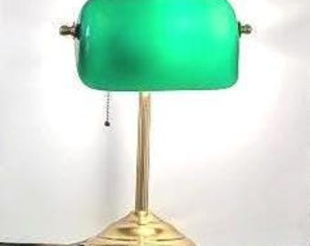Lámpara de escritorio vintage estilo banquero con forma de piano, color verde vintage.
