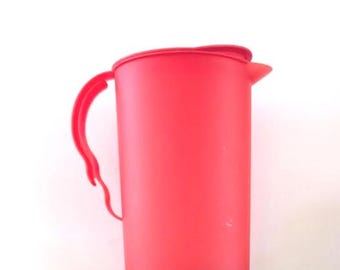 Jarra roja Tupperware con tapa estilo cohete, años 90, 2 cuartos de galón.
