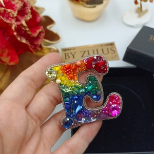 Broche de letra E hecho a mano, broche inicial de diseño único, alfiler de cuello de colores del arco iris, amuleto de bolso de lujo, accesorio personalizado, gif de día especial