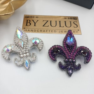 Broche de flor de LIS, broche de flor de lirio hecho a mano, broche de flor de iris real, símbolo de accesorio real, prendedor de solapa de flor de LIS, prendedor de cuello