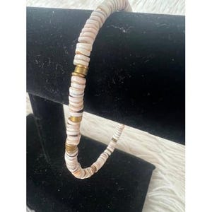 Bracciale unisex fatto a mano con perline Heishi a forma di conchiglia, 19 cm, bianco e marrone chiaro, stile boho costiero/da spiaggia.