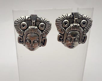Skulpturale Tribal Gesicht Ohrringe mit Kopfschmuck Silber Post Backs durchbohrt Bold Artisan mesoamerikanischen oder aztekischen Ästhetik Bold