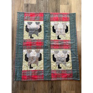 Colcha de cuna de patchwork hecha a mano, pequeña, a cuadros, estilo granja, con estampado de vaca y bloques rústicos.