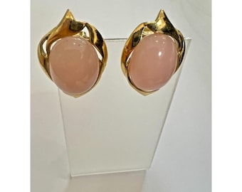 Pendientes vintage de cabujón rosa Trifari firmados con clip en tono dorado, diseño escultural de mediados de siglo.