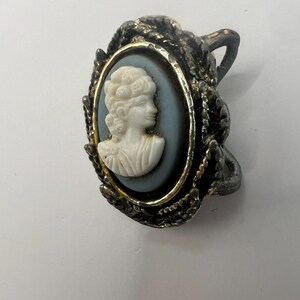 Vintage Cameo Wandschild oder Anhänger geformtes Harz 3,25 cm verzierter Rahmen Dual Mount Midcentury Patina Romantisches Dekor Blau benötigt TLC