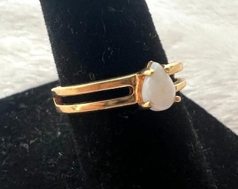 Vintage 18K HGE Gold Tone Opal Ring Birne Cabochon Größe 7 Romantische Zierliche Soft