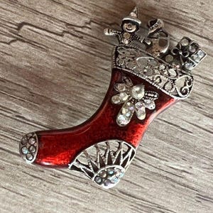 Vintage Weihnachtsstrumpf Brosche mit Spielzeug, roter Emaille & Strass, Anstecknadel, Geschenk Idee, 1990er Jahre Urlaubsflair