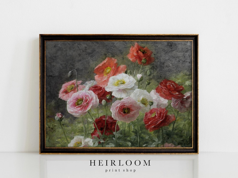 K&ouml;nnte beinhalten: Gerahmtes Blumenbild mit roten, rosa und wei&szlig;en Mohnblumen. Das Kunstwerk hat einen dunklen Hintergrund und ist in einem dunkelbraunen Rahmen gefasst. Der Text "HEIRLOOM print shop" befindet sich unten.