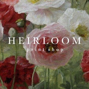 K&ouml;nnte beinhalten: Ein impressionistisches Gem&auml;lde mit Mohnblumen in Rot-, Rosa- und Wei&szlig;t&ouml;nen. Das Kunstwerk zeigt den Text "HEIRLOOM print shop" in einer Serifenschrift, der &uuml;ber der Blumenszene liegt. Das Gem&auml;lde hat ein weiches, strukturiertes Aussehen.