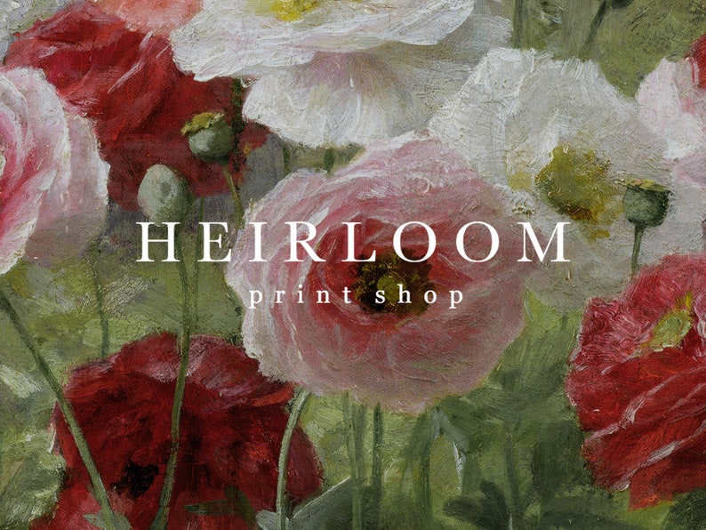 K&ouml;nnte beinhalten: Ein impressionistisches Gem&auml;lde mit Mohnblumen in Rot-, Rosa- und Wei&szlig;t&ouml;nen. Das Kunstwerk zeigt den Text "HEIRLOOM print shop" in einer Serifenschrift, der &uuml;ber der Blumenszene liegt. Das Gem&auml;lde hat ein weiches, strukturiertes Aussehen.