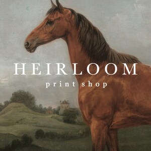 Puede incluir: Una pintura de estilo vintage de un caballo marr&oacute;n con crin y cola oscuras, sobre un fondo de cielo nublado y un paisaje verde. El texto "HEIRLOOM print shop" est&aacute; superpuesto en la imagen.