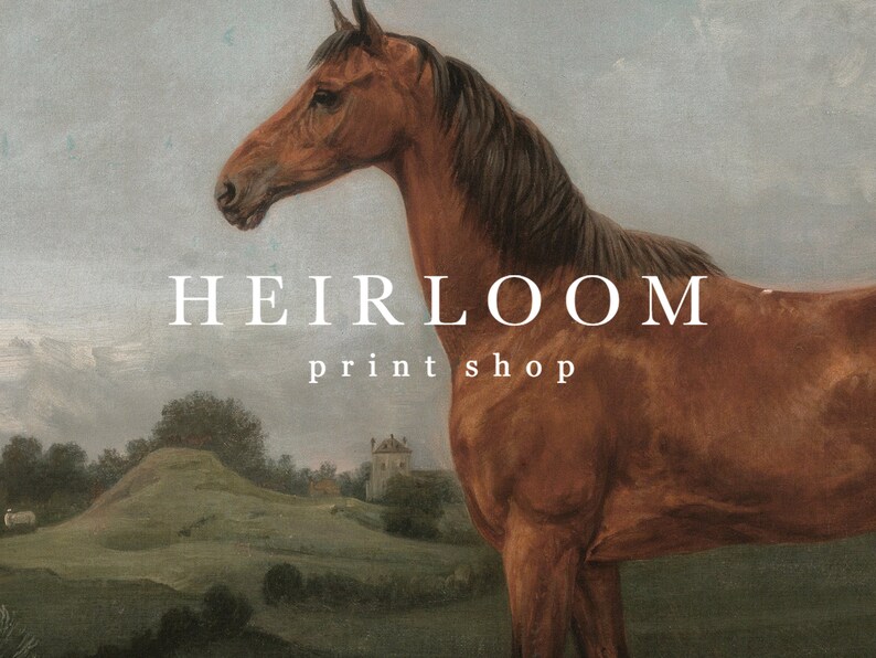 Puede incluir: Una pintura de estilo vintage de un caballo marr&oacute;n con crin y cola oscuras, sobre un fondo de cielo nublado y un paisaje verde. El texto "HEIRLOOM print shop" est&aacute; superpuesto en la imagen.