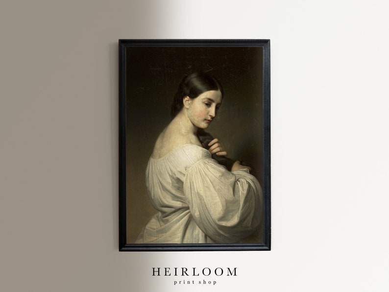Op de afbeelding: Een vintage olieverfschilderij van een vrouw in een witte jurk, met haar haar naar achteren getrokken, die naar haar hand kijkt. Het schilderij is ingelijst in een zwart frame.