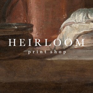 Puede incluir: Una pintura de naturaleza muerta con una paleta de colores oscura y c&aacute;lida. La imagen presenta una olla de cer&aacute;mica, una pila de tela blanca y el texto "HEIRLOOM print shop". La obra de arte evoca una est&eacute;tica vintage.