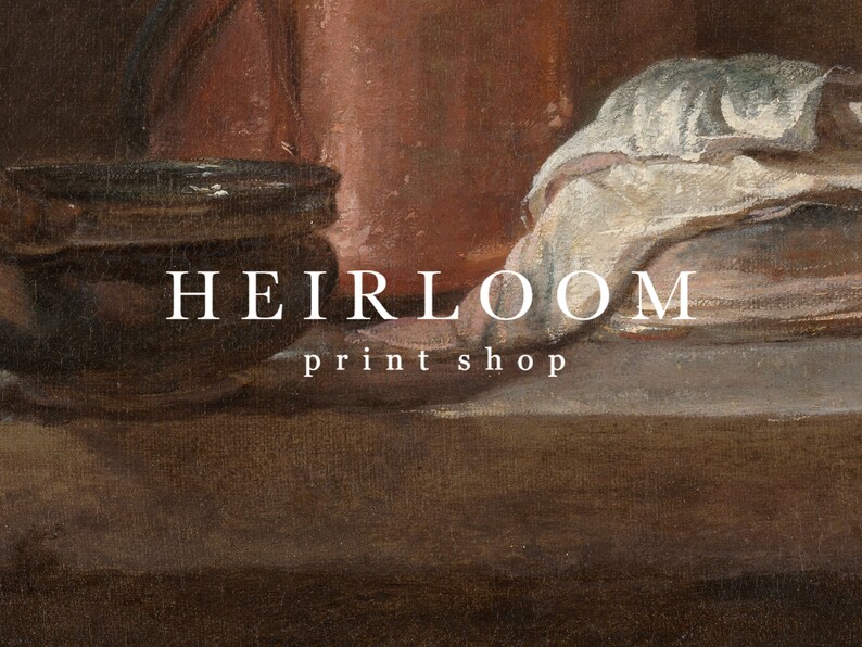 Puede incluir: Una pintura de naturaleza muerta con una paleta de colores oscura y c&aacute;lida. La imagen presenta una olla de cer&aacute;mica, una pila de tela blanca y el texto "HEIRLOOM print shop". La obra de arte evoca una est&eacute;tica vintage.