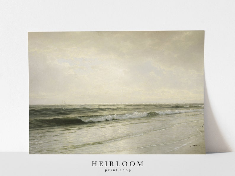 Peut inclure: Une peinture de paysage maritime vintage repr&eacute;sentant une mer calme avec de douces vagues qui l&eacute;chent une plage de sable. Le ciel est d'un bleu p&acirc;le et doux avec des nuages vaporeux. La peinture &eacute;voque un sentiment de tranquillit&eacute; et de paix.