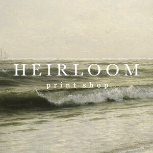 Peut inclure: Une sc&egrave;ne de mer avec une grosse vague qui d&eacute;ferle sur le rivage. Le texte "HEIRLOOM print shop" est superpos&eacute; &agrave; l'image.