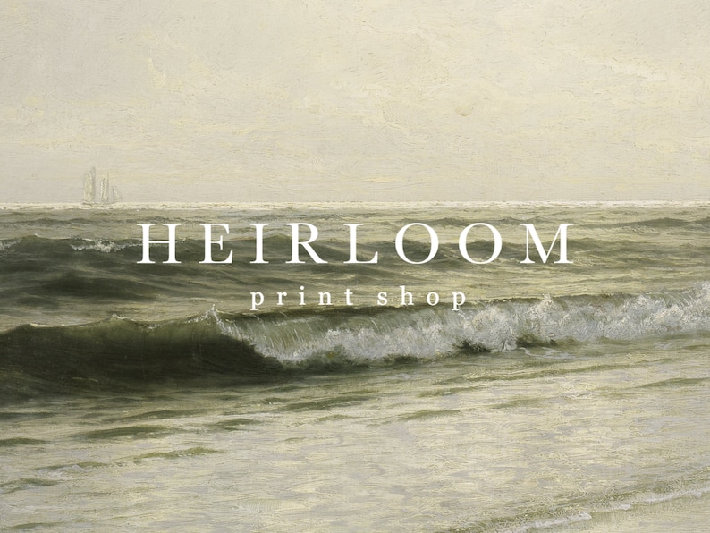 Peut inclure: Une sc&egrave;ne de mer avec une grosse vague qui d&eacute;ferle sur le rivage. Le texte "HEIRLOOM print shop" est superpos&eacute; &agrave; l'image.