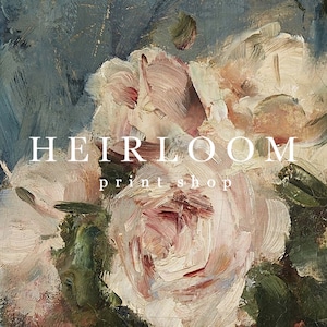 Op de afbeelding: Een impressionistisch schilderij van witte en roze rozen met groen blad tegen een blauw-grijze achtergrond. De tekst "HEIRLOOM print shop" staat in het wit, gecentreerd onderaan de afbeelding.