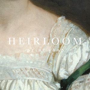 K&ouml;nnte beinhalten: Nahaufnahme einer wei&szlig;en Spitzenkrause an einem Damenkleid. Die Krause ist mit filigranen N&auml;hten verziert und hat einen Vintage-Look. Der Text "HEIRLOOM printshop" ist &uuml;ber das Bild gelegt.