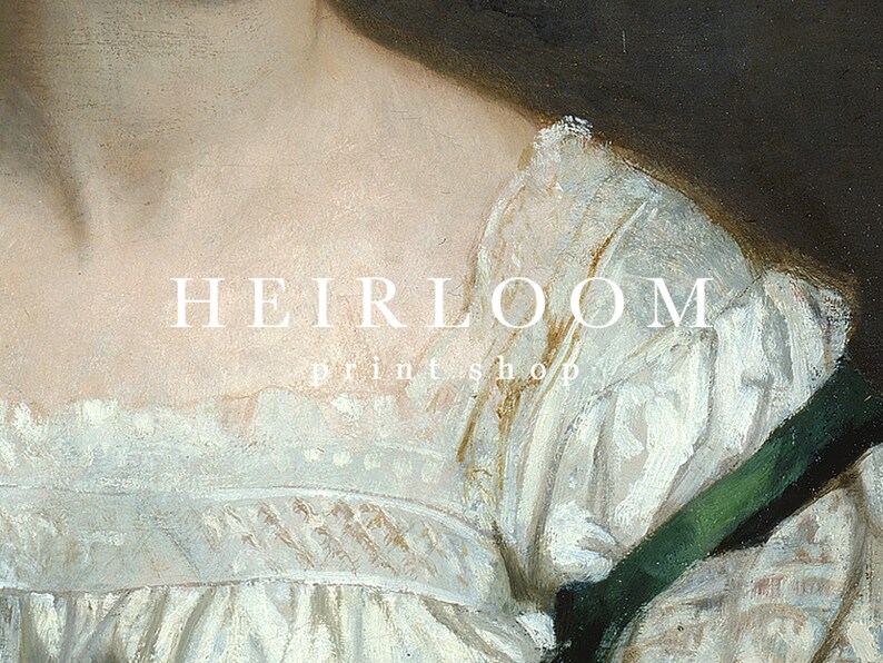 K&ouml;nnte beinhalten: Nahaufnahme einer wei&szlig;en Spitzenkrause an einem Damenkleid. Die Krause ist mit filigranen N&auml;hten verziert und hat einen Vintage-Look. Der Text "HEIRLOOM printshop" ist &uuml;ber das Bild gelegt.