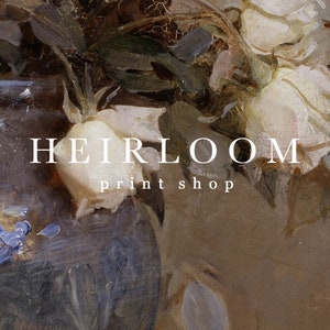 Puede incluir: Una pintura de naturaleza muerta de estilo antiguo con rosas blancas y flores azules en un jarr&oacute;n. El texto "HEIRLOOM print shop" se muestra en una fuente serif. La paleta de colores incluye tonos crema, marr&oacute;n y azul.