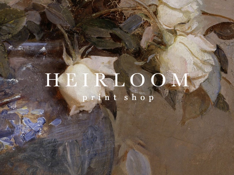 Puede incluir: Una pintura de naturaleza muerta de estilo antiguo con rosas blancas y flores azules en un jarr&oacute;n. El texto "HEIRLOOM print shop" se muestra en una fuente serif. La paleta de colores incluye tonos crema, marr&oacute;n y azul.