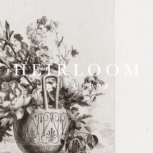 K&ouml;nnte beinhalten: Eine Schwarzwei&szlig;-Vintage-Illustration einer Vase voller Blumen. Die Vase hat ein verziertes Design und die Blumen sind in einem Strau&szlig; angeordnet. Der Text "HEIRLOOM printshop" ist im Bild sichtbar.