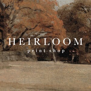 Pu&ograve; includere: Un'immagine in stile vintage di alberi in un paesaggio autunnale con il testo "HEIRLOOM print shop" sovrapposto all'immagine.