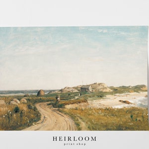 以下が含まれることがあります： 丘の上に小さな家がある海岸の風景を描いた絵画。空は白雲のある薄い青色。海は薄い青色で、波が岸に打ち寄せている。