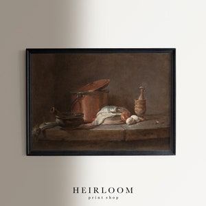 Puede incluir: Pintura enmarcada de naturaleza muerta con una olla de cobre, un cuenco peque&ntilde;o, un mortero y una maja. Un pescado, huevos y un pa&ntilde;o blanco est&aacute;n sobre la mesa. La pintura tiene una paleta de colores c&aacute;lidos y apagados.
