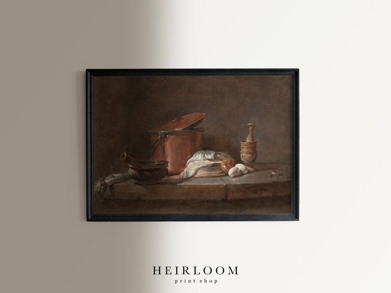 Puede incluir: Pintura enmarcada de naturaleza muerta con una olla de cobre, un cuenco peque&ntilde;o, un mortero y una maja. Un pescado, huevos y un pa&ntilde;o blanco est&aacute;n sobre la mesa. La pintura tiene una paleta de colores c&aacute;lidos y apagados.